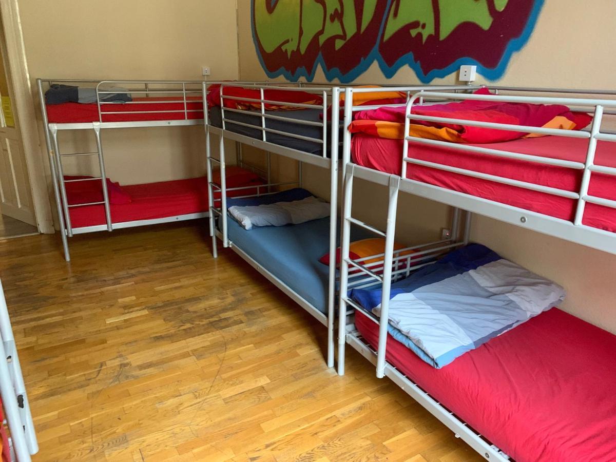 Cama num Dormitório Misto com 8 Camas