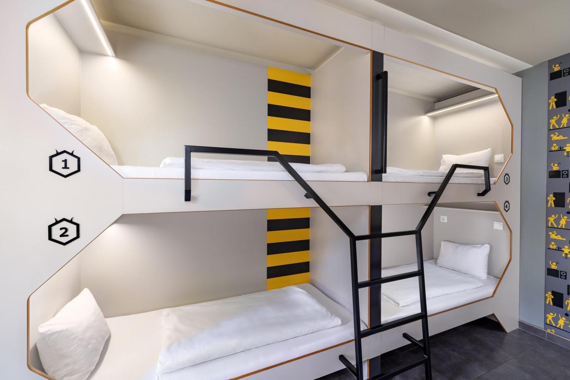 Bed 4-Bed Female Dormitory Room,1652772953:JPEG